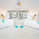 Cedar House - Air Host & Stay