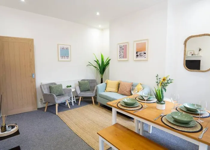 Cedar House - Air Host & Stay
