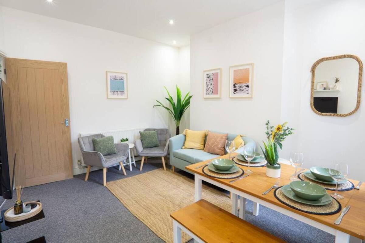 Cedar House - Air Host & Holiday home Liverpool