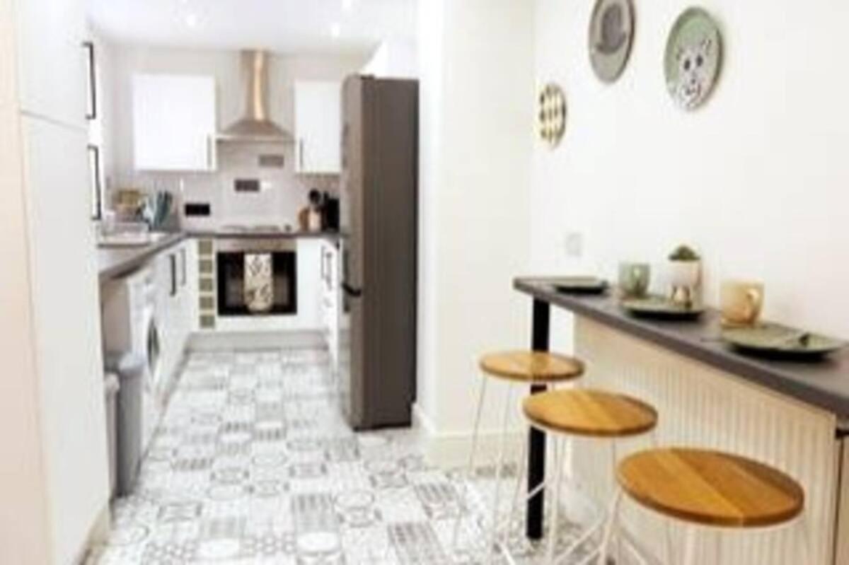 Cedar House - Air Host & Holiday home *