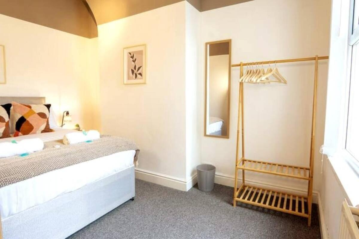 Cedar House - Air Host & Holiday home *
