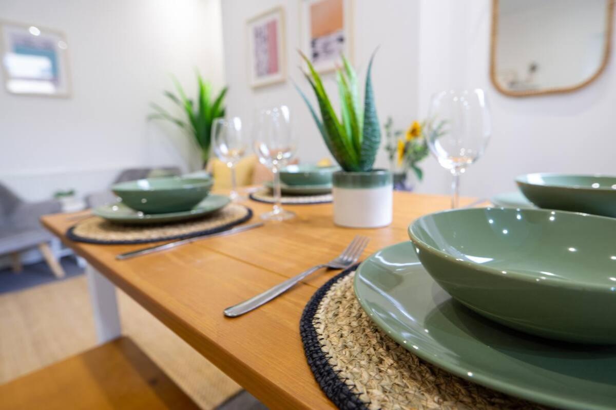 Cedar House - Air Host & Holiday home