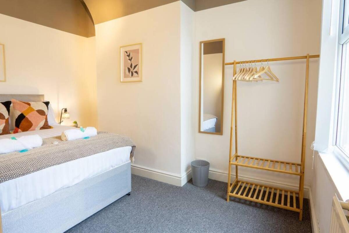 Cedar House - Air Host & Holiday home *